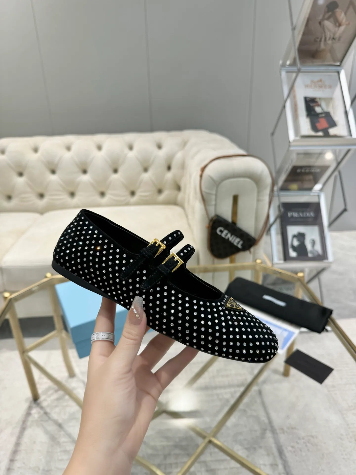 👟👟Ex-factory price 580👟👟New 👉Ready stock👈Remove the original plate to 1:1 The highest version 2024Prada early autumn catwalk T-stage hot style 😘The latest autumn model Flat outsole series Original 1:1 mold outsole A must-have for goddesses Super comfortable on the feet to reduce age 👉The upper is made of imported original cowhide leather Soft and textured, lining + feet, imported sheepskin lining, breathable and comfortable, private molded buckles (all original logos), package craftsmanship, code number 35M-39M (40, 41 customized, non-returnable, non-exchangeable)